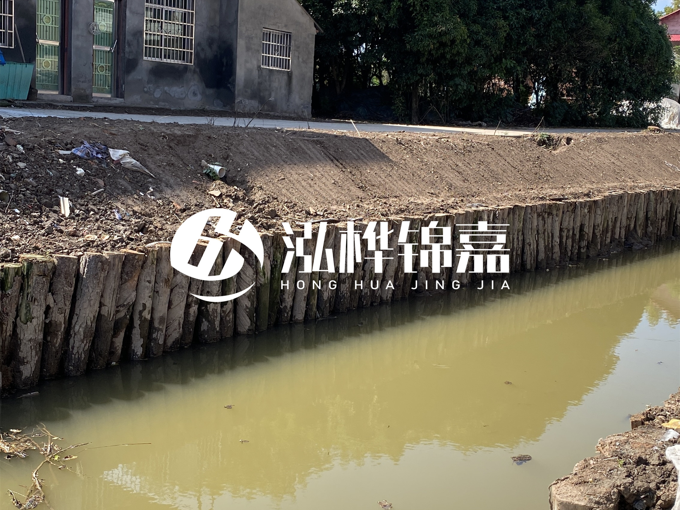 松木樁批發(fā)廠家泓樺錦嘉-圍堰松木樁間距多少能保證穩(wěn)定性？